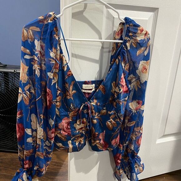 Urban Outfitters Size Small Blue Floral Cropped Top Blouse V-Neck Womens Viscose - Picture 9 of 9